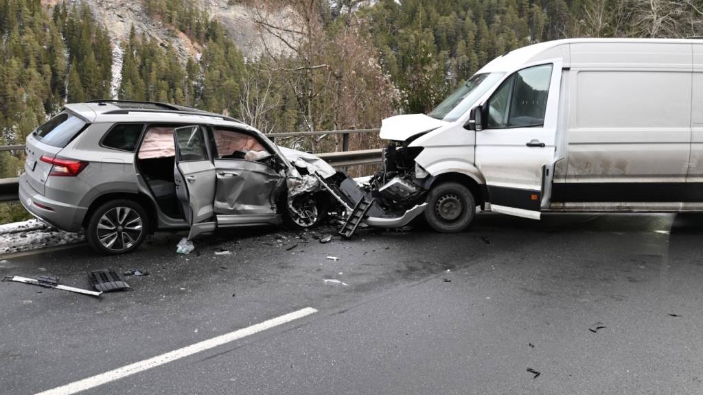 Ausweichmanöver in Sils im Domleschg GR endet mit Frontalkollision