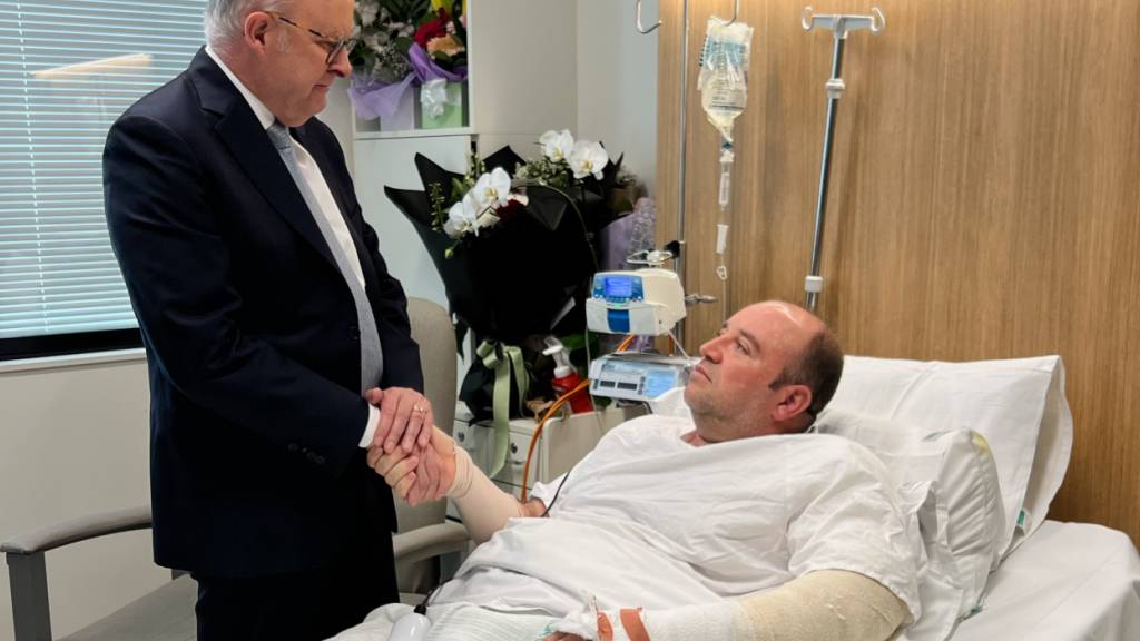 dpatopbilder - HANDOUT - Auf diesem vom Büro des Premierministers veröffentlichten Foto trifft der australische Premierminister Anthony Albanese Ahmed al-Ahmed im St. George Hospital in Sydney, Dienstag, 16. Dezember 2025. Bei dem Anschlag am Sonntag am berühmten Strand Bondi Beach töteten die Angreifer 15 Menschen.(Büro des australischen Premierministers via AP) Foto: Australian Prime Minister Office/Australian Prime Minister Office/AP/dpa - ACHTUNG: Nur zur redaktionellen Verwendung im Zusammenhang mit der aktuellen Berichterstattung und nur mit vollständiger Nennung des vorstehenden Credits