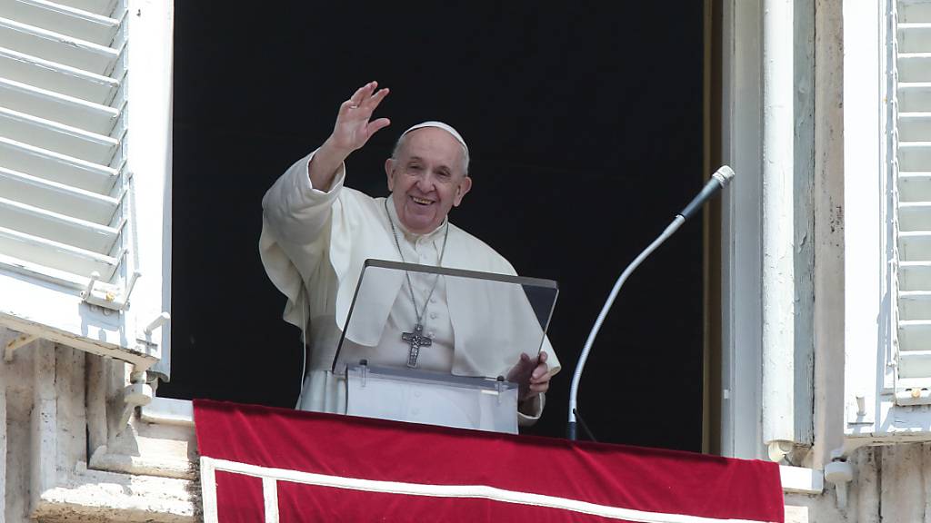 Papst Franziskus winkt während er das Regina Caeli Mittagsgebet vom Fenster mit Blick auf den Petersplatz rezitiert. Foto: Evandro Inetti/ZUMA Wire/dpa
