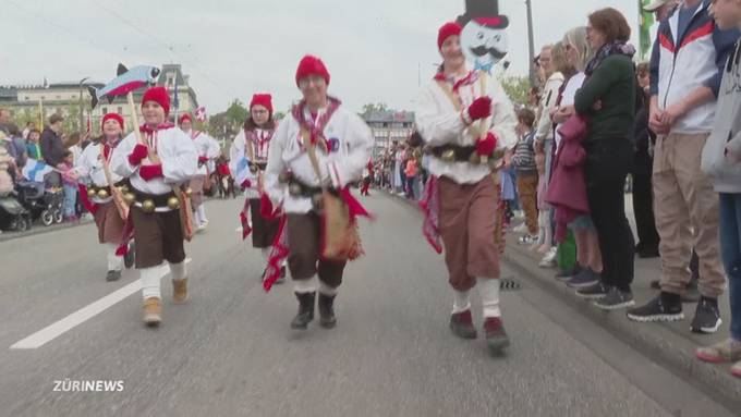 Kinderumzug am Sechseläuten: Rund 3000 Kinder ziehen in Tracht durch Zürich