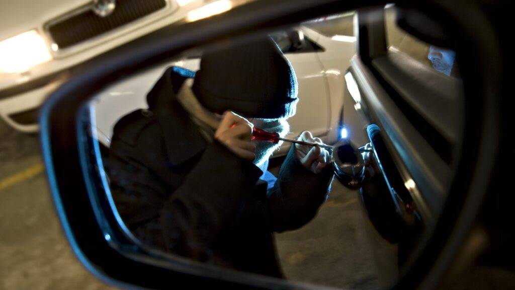 Die drei in Pfäffikon SZ verhafteten Jugendlichen sind gemäss Polizeiangaben Teil einer kriminellen Bande, die sich auf den Diebstahl von Luxusautos spezialisiert hat. (Symbolbild)