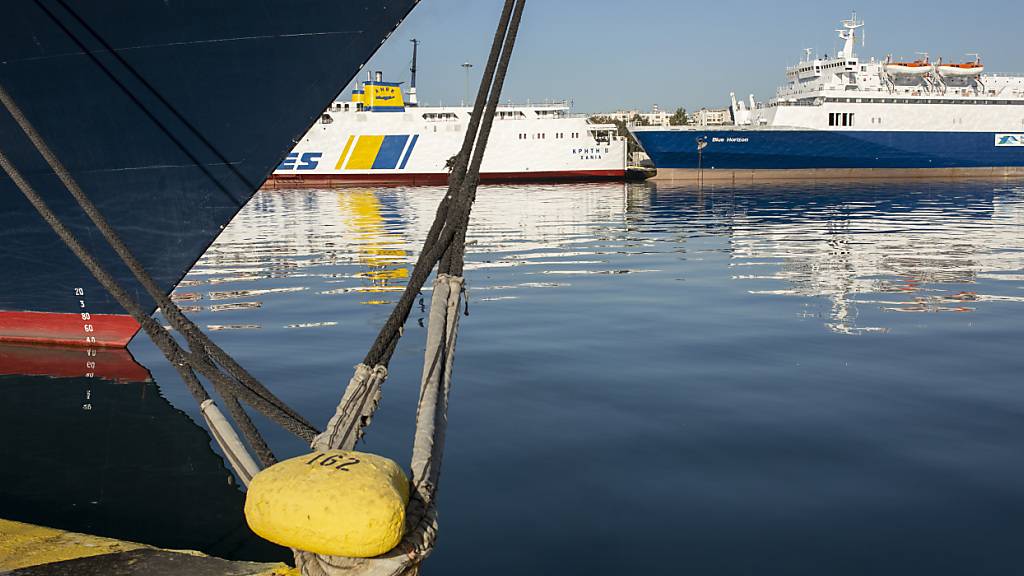 ARCHIV - Zum dritten Tag in Folge sind die Fähren im Hafen von Piräus festgemacht. Der Dachverband der griechischen Seeleute Gewerkschaften streikt und fordert für höhere Löhne. Foto: Socrates Baltagiannis/dpa