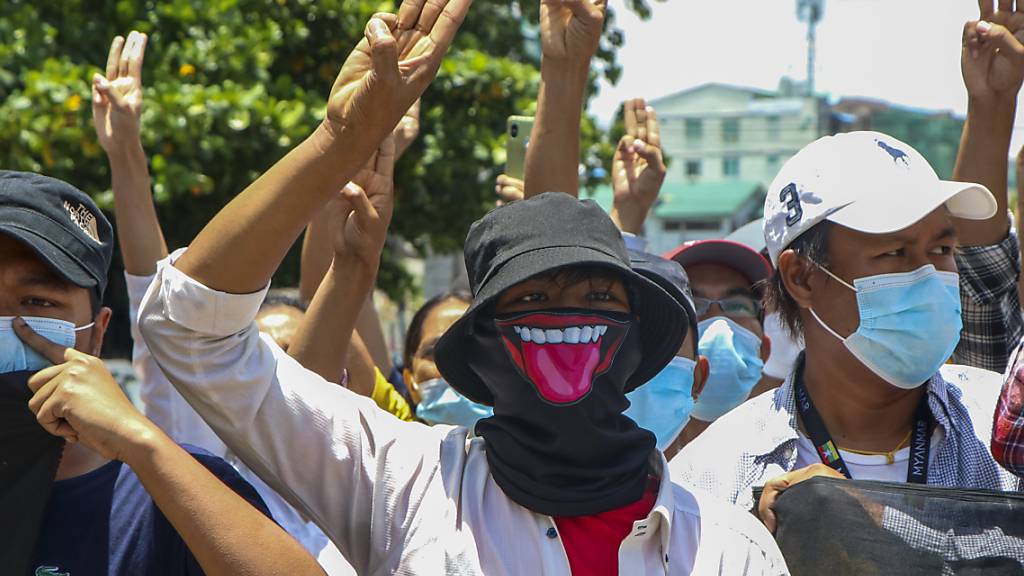 Demonstranten zeigen den Drei-Finger-Gruß, zum Zeichen des Widerstands, bei einer Protestaktion gegen den Militärputsch in Myanmar. Foto: Uncredited/AP/dpa