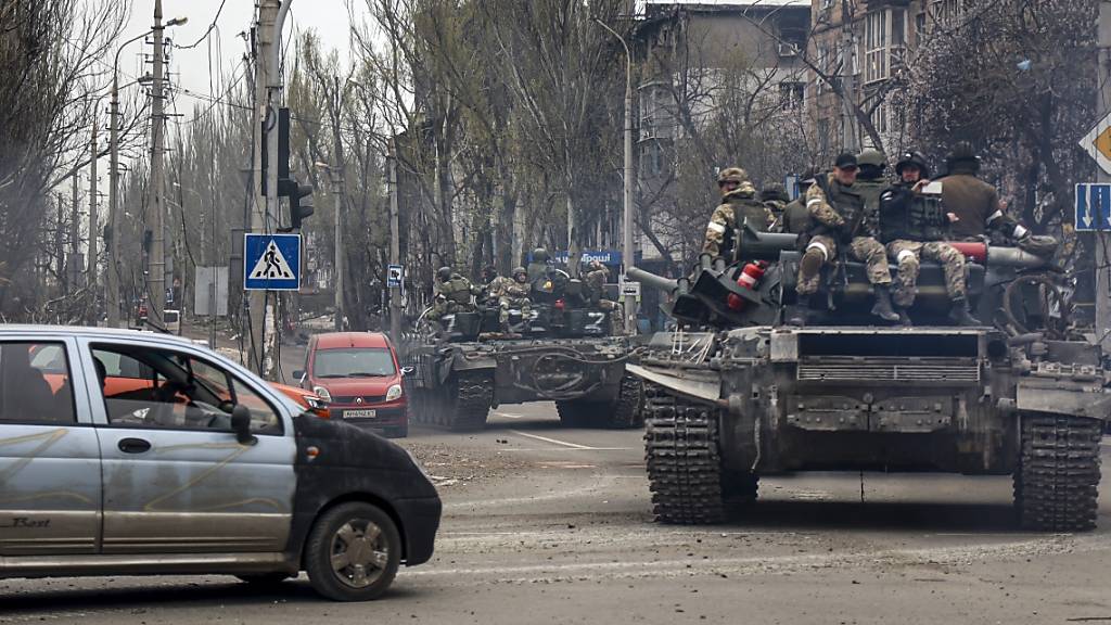 Russische Panzer fahren entlang einer Straße in einem von den von Russland unterstützten Separatisten kontrollierten Gebiet. 