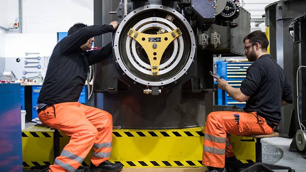 Zwei Arbeiter in der SBB-Cargo-Werkstätte in Bellinzona. (Archivbild)