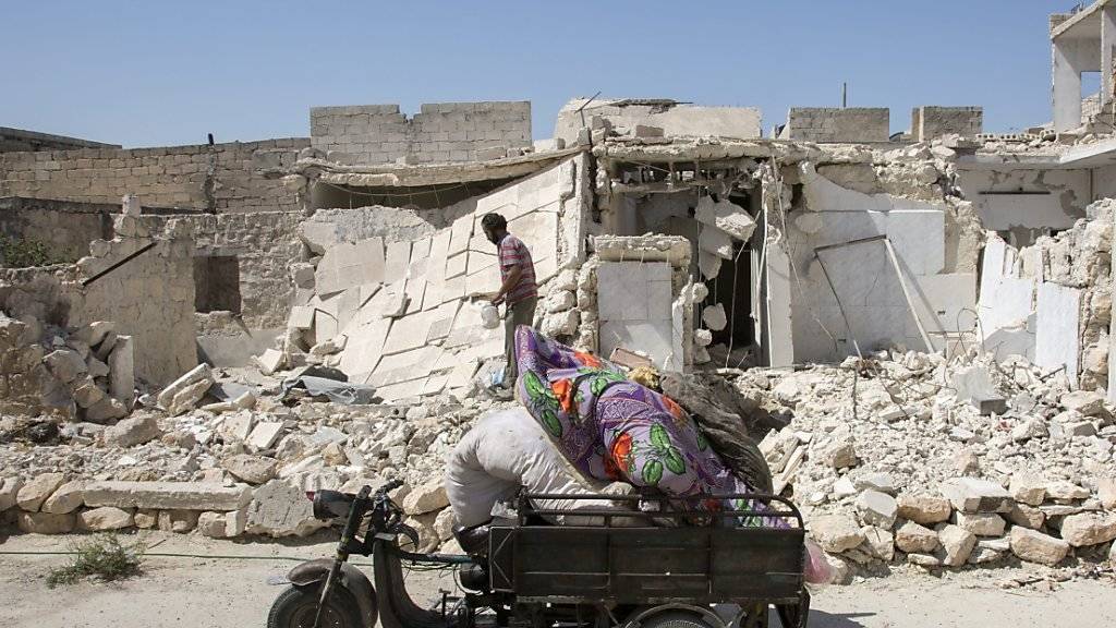 Trümmer in einem Vorort von Aleppo - Hilfslieferungen für Syrerinnen und Syrer lassen trotz der Waffenruhe noch auf sich warten. (Archiv)