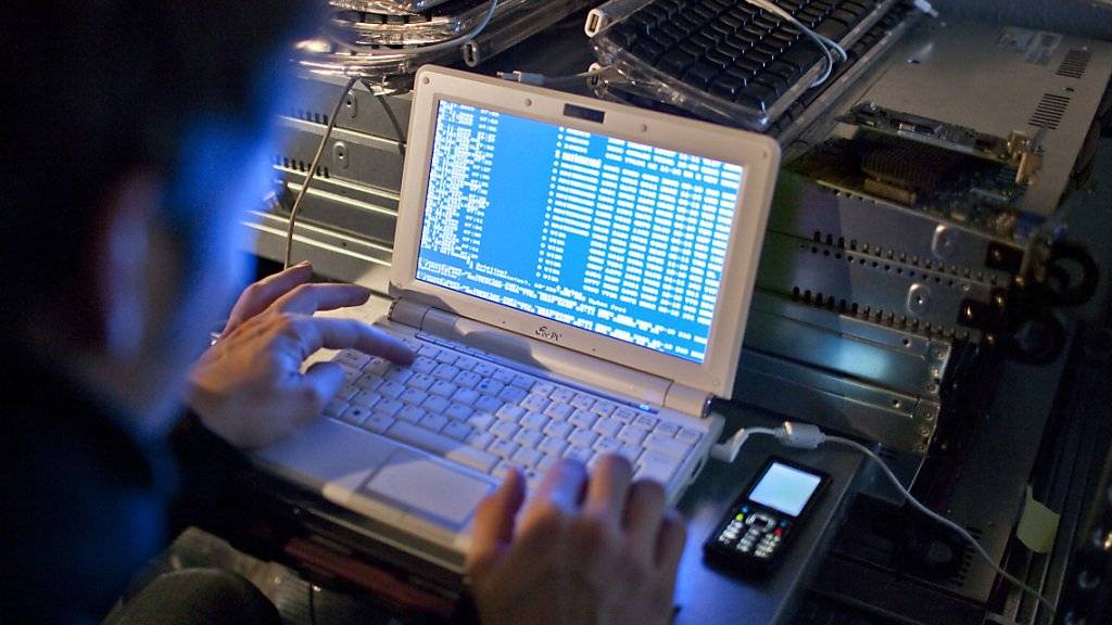In der Schweiz ist gemäss einer Umfrage jede siebte Person schon einmal von Cyberkriminalität betroffen worden. (Themenbild)