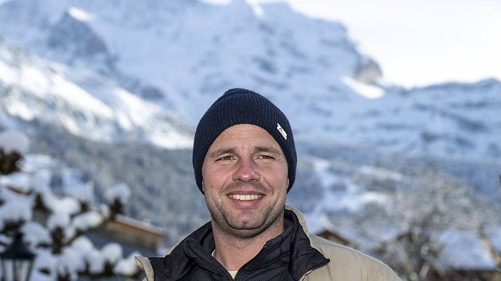 Beat Feuz posiert vor dem Jungfraumassiv