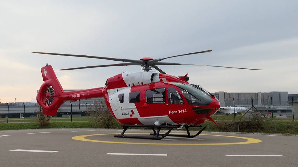 Chefpilot zeigt den neuen Rega-Helikopter