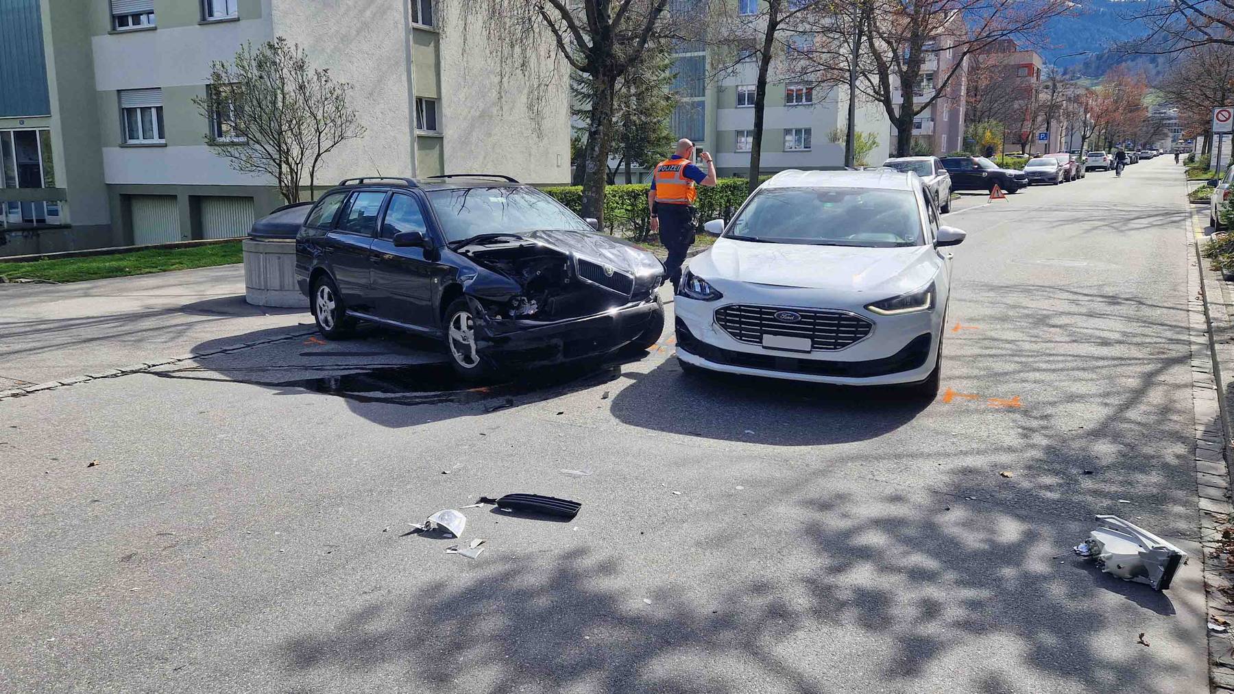 Zur falschen zeit, am falschen Ort: Ein Auto prallt auf der Tittwiesenstrasse in ein vorbeikommendes Fahrzeug.