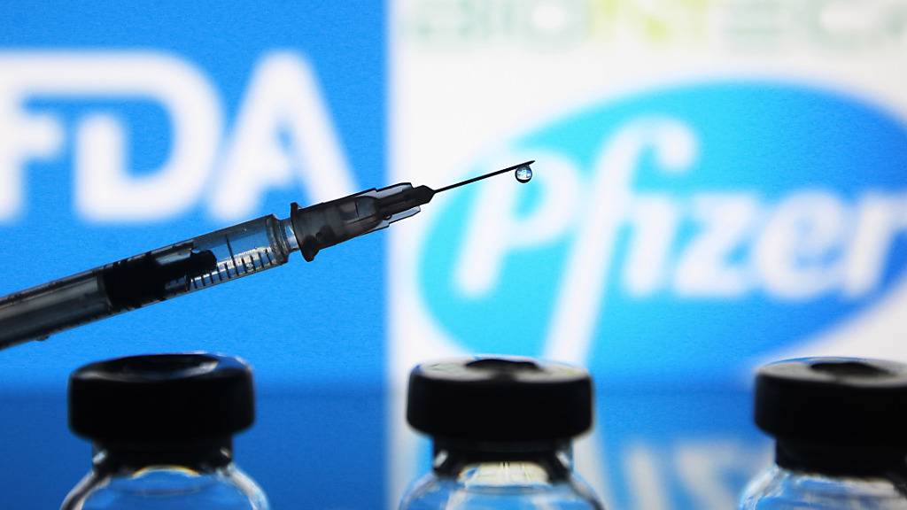 ILLUSTRATION - Die Logos der US-Arzneimittelbehörde FDA sowie des Pharma-Unternehmens Pfizer. Foto: Pavlo Gonchar/SOPA Images via ZUMA Wire/dpa - ACHTUNG: Nur zur redaktionellen Verwendung und nur mit vollständiger Nennung des vorstehenden Credits