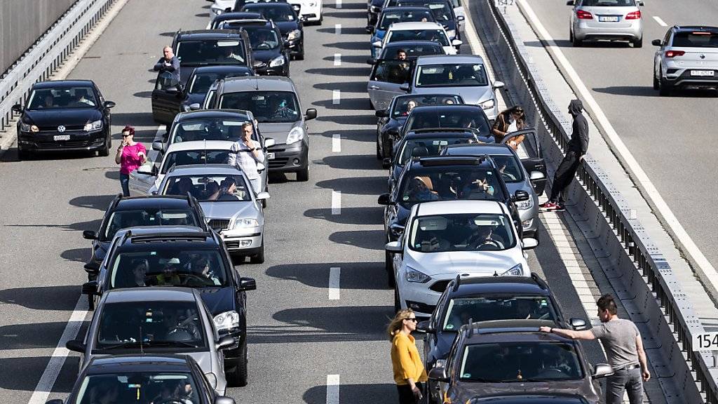 Warten auf die Ferien: Autofahrerinnen und Autofahrer im Stau vor dem Gotthard-Nordportal. (Archivbild)