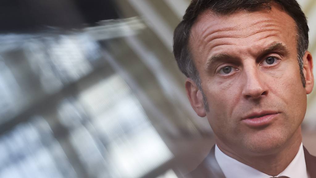 Emmanuel Macron, Präsident von Frankreich, spricht mit Journalisten während des dritten EU-Gipfel mit Staaten aus Karibik und Lateinamerika. Foto: Geert Vanden Wijngaert/AP