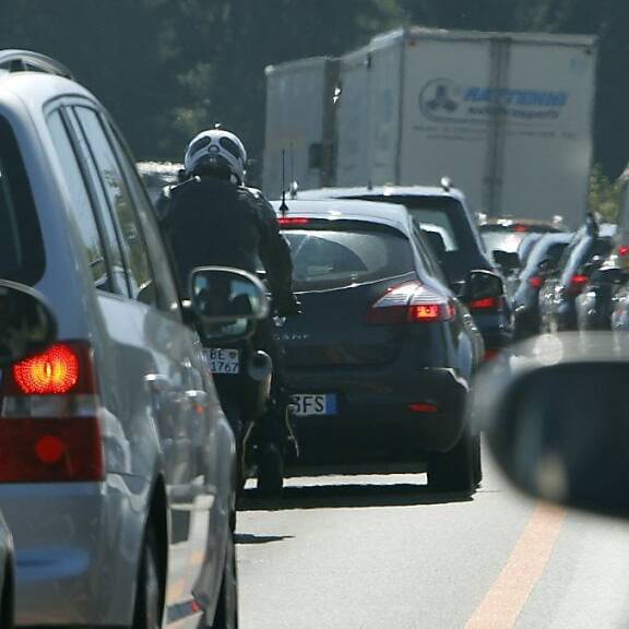 Vier Autos kollidierten auf der A1 bei Mattstetten – Fahrbahn ist geräumt
