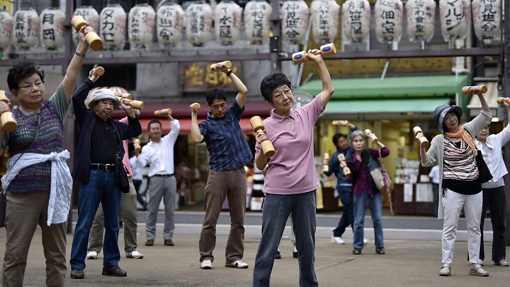 Seniorinnen und Senioren halten sich in Japan fit. Sie machen 13,5 Prozent der Berufstätigen aus. (Archivbild)