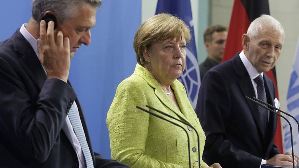 Bundeskanzlerin Angela Merkel vor den Medien mit UNO-Flüchtlingshochkommissar Filippo Grandi (l) und IOM-Generadirektor William Lacy Swing (r)