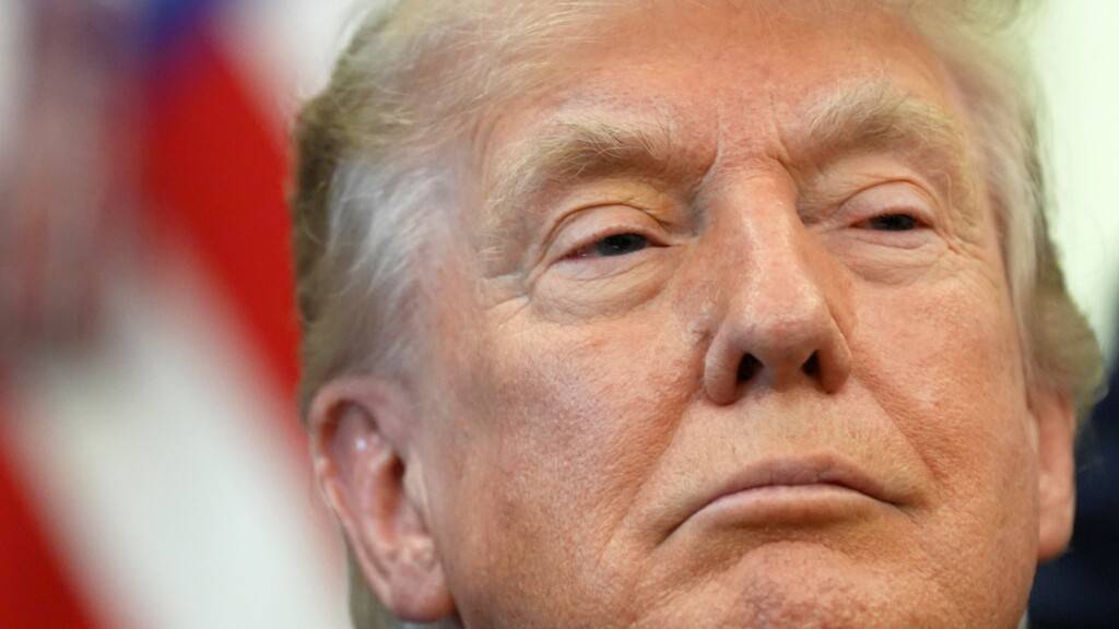 US-Präsident Donald Trump ist auf einem Foto zu sehen, das während einer Veranstaltung im Oval Office des Weißen Hauses aufgenommen wurde, bei der er eine Erklärung zur Fischereiindustrie unterzeichnet. Foto: Jacquelyn Martin/AP/dpa