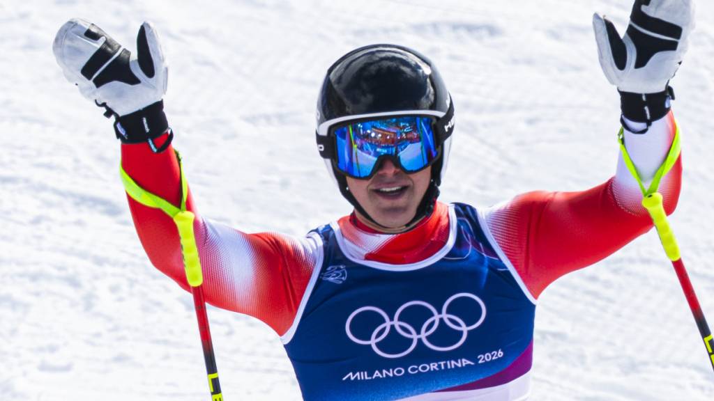 Franjo von Allmen freut sich nach seiner Super-G-Fahrt auf der Stelvio, die ihm innert fünf Tagen das dritte olympische Gold einbringt
