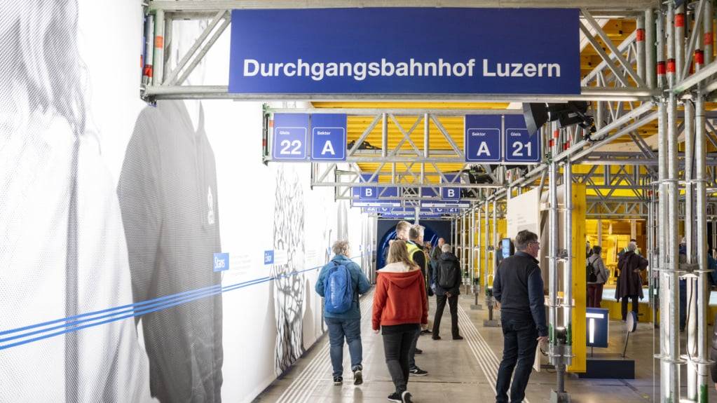 Besucher im Pavillon des Projekts Durchgangsbahnhof Luzern, anlässlich des Eröffnungstages der Zentralschweizer Frühlingsmesse Luga. (Archivbild)