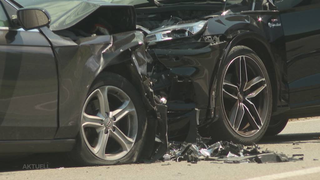 Unfall Hendschiken: Audi kommt von Fahrbahn ab und kracht frontal in Auto