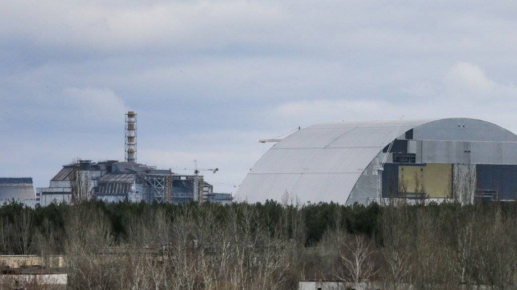Die gigantische Schutzhülle wird nun über den 330 Meter entfernten Reaktor von Tschernobyl geschoben. (Archiv)