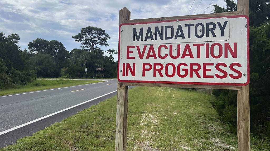 Ein Evakuierungsschild steht in Cedar Key in Vorbereitung auf den Tropensturm «Idalia». Foto: Daniel Kozin/AP/dpa