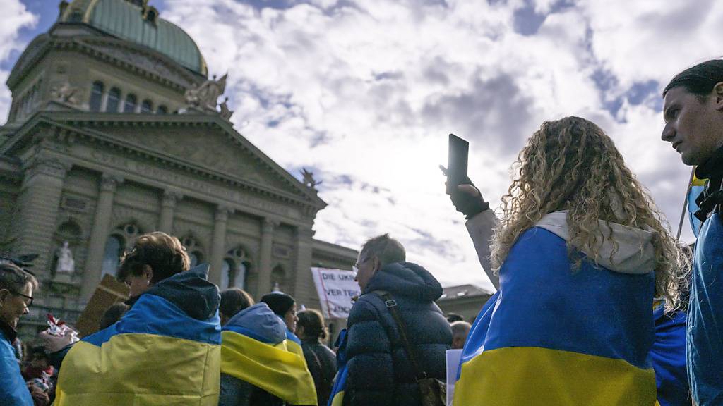 Mehrere Tausend Menschen solidarisieren sich in Bern mit Ukraine