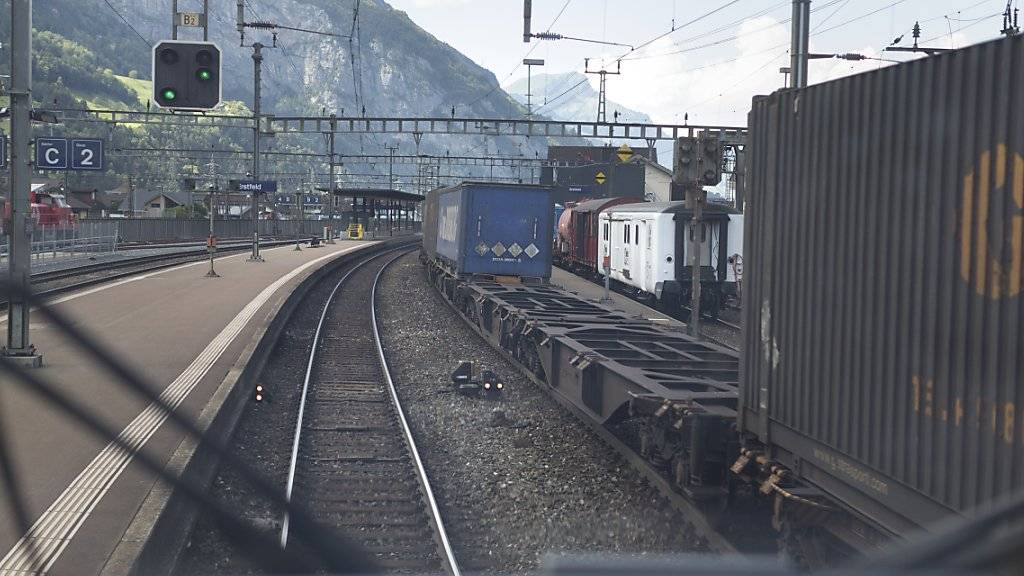 In Italien besteigen Flüchtlinge nach deutschen Angaben vermehrt auch Güterzüge, um in Containern oder zwischen Lastwagen nach Deutschland zu gelangen. (Symbolbild)