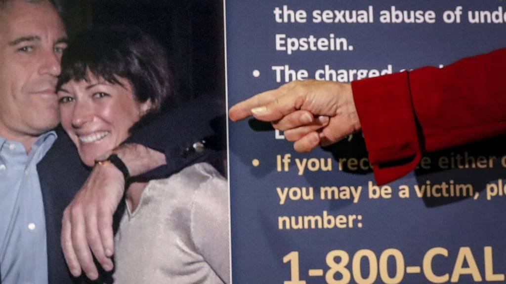 Der Sexualstraftäter Jeffrey Epstein (links) und Ghislaine Maxwell auf einem Foto. Das US-Justizministerium hat Aufzeichnungen der Befragung von Epsteins früherer Komplizin Maxwell veröffentlicht. (Archivbild)