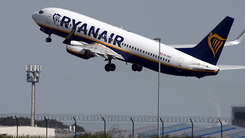 Der irischen Billig-Fluggesellschaft Ryanair spürt gleich an mehreren Fronten Gegenwind. (Archivbild)