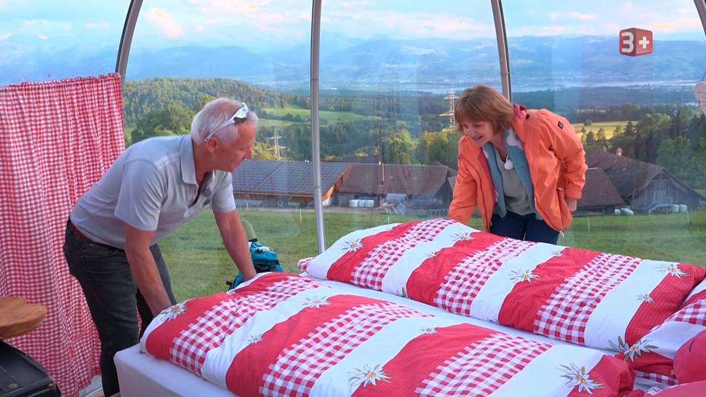 Susanne teilt ihr Bett lieber mit ihrem Hund statt mit Peter