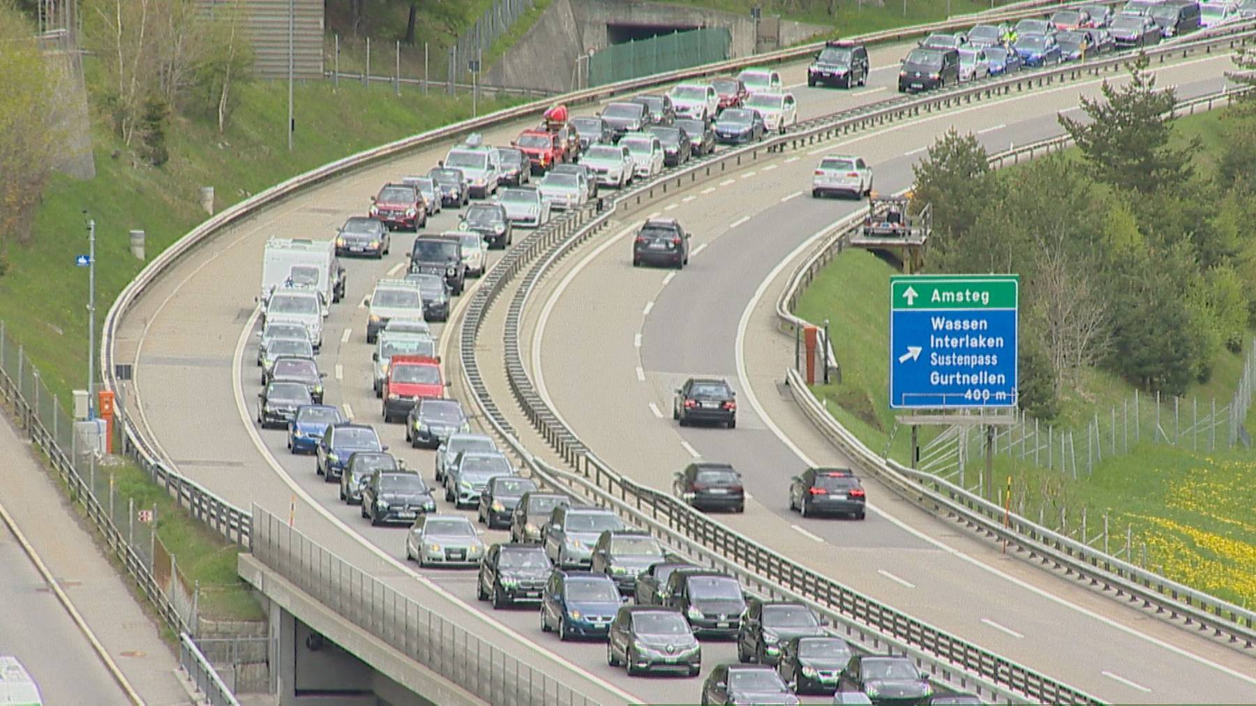 Vier Kilometer Stau Am Gotthard Rund Eine Stunde Wartezeit Fm1today