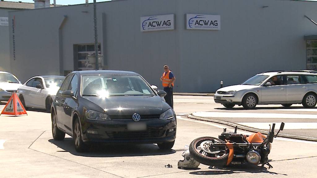 Aarau: Auto schiesst Motorradfahrer ab