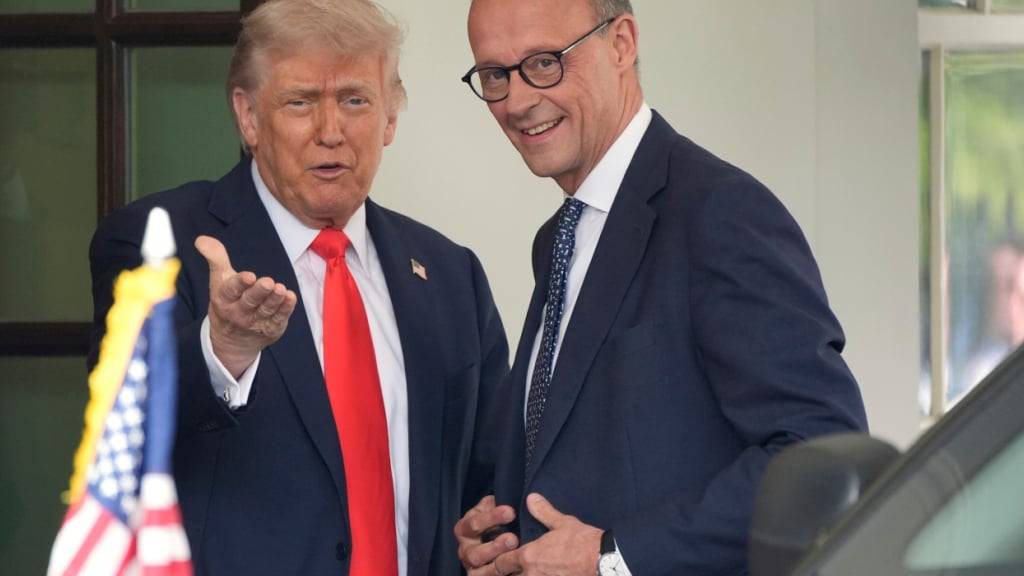 dpatopbilder - US-Präsident Donald Trump (l) empfängt Bundeskanzler Friedrich Merz (CDU) vor dem Weißen Haus. Foto: Alex Brandon/AP/dpa