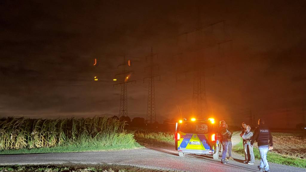 Polizeieinsatz aufgrund eines verdächtigen Gegenstandes in der Nähe des Umspannwerkes. Ein Spaziergänger hat einen verdächtigen Gegenstand an einem Umspannwerk in Dormagen zwischen Köln und Düsseldorf entdeckt. Foto: Jan Ohmen/dpa