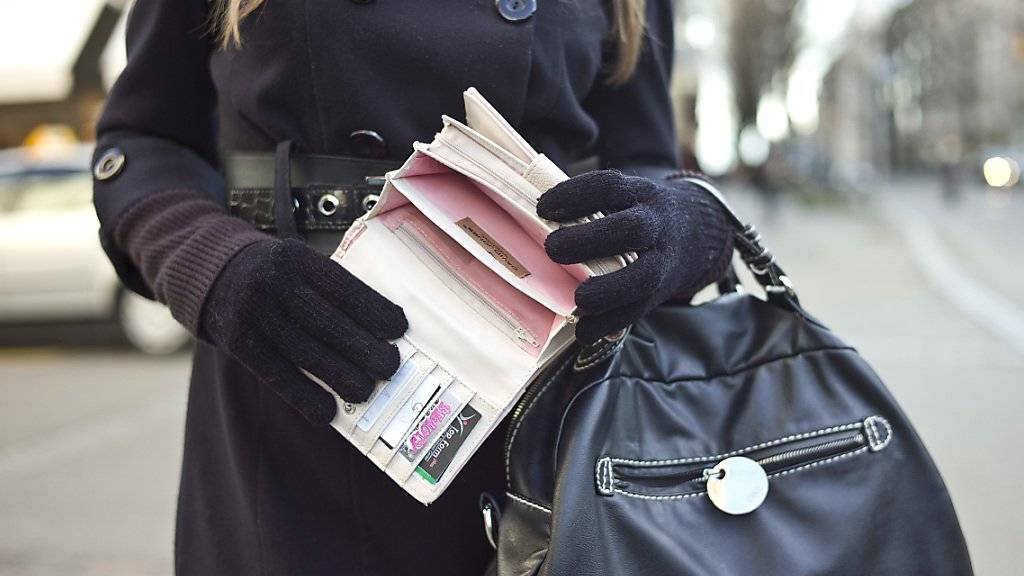 Ein leeres Portemonnaie: In der Schweiz sind 2015 rund 570'000 Menschen von Einkommensarmut betroffen gewesen. Knapp 145'000 davon waren erwerbstätig. (Archivbild)