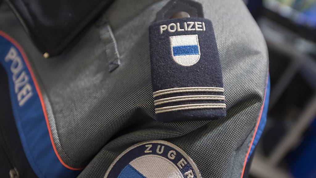 Ein Zuger Polizist wurde bei der Sachverhaltsaufnahme verletzt. (Symbolbild)