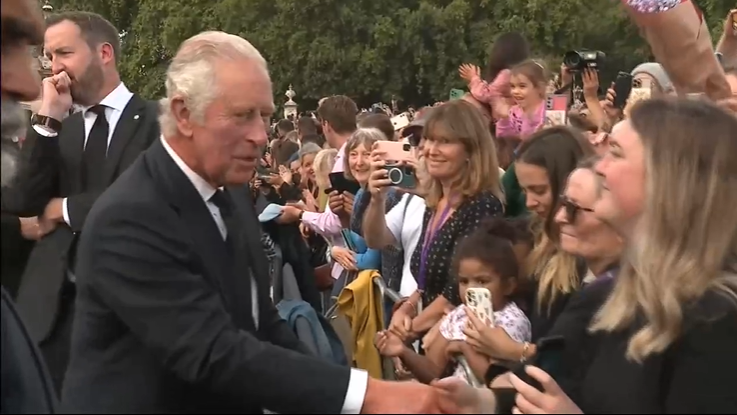 King Charles III. ist beim Buckingham Palace angekommen