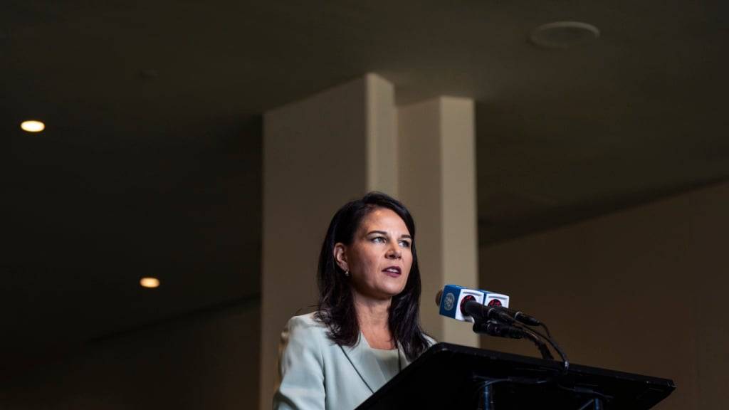 ARCHIV - Die ehemalige deutsche Außenministerin Annalena Baerbock spricht im Hauptquartier der Vereinten Nationen zu Reportern, nachdem sie in ihrem neuen Amt als Präsidentin der UN-Vollversammlung vereidigt wurde. Foto: Angelina Katsanis/AP/dpa/Archiv