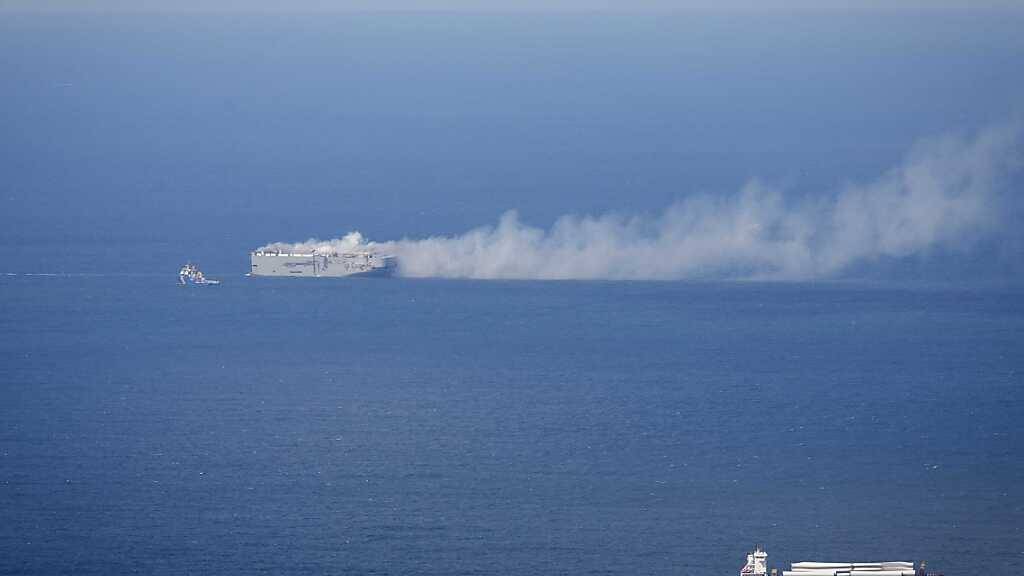 Der Frachter «Fremantle Highway» brennt in der Nordsee oberhalb von Ameland. Foto: Jan Spoelstra/ANP/dpa