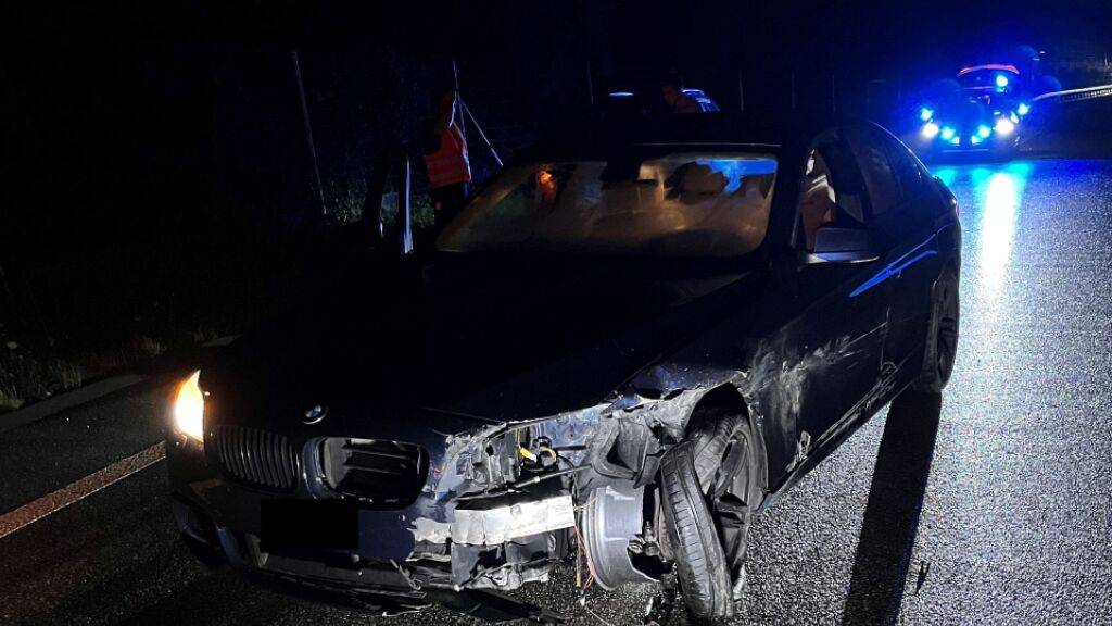 Das Auto wurde massiv beschädigt und musste abtransportiert werden.