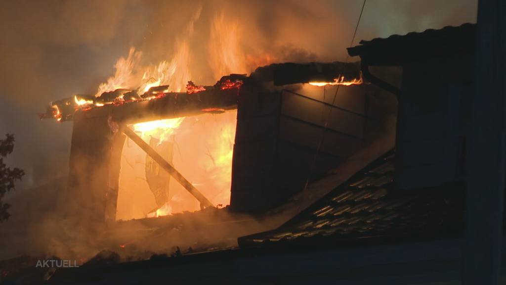 Flammen in der Nacht: In Brugg brennt's lichterloh in einem Doppeleinfamilienhaus