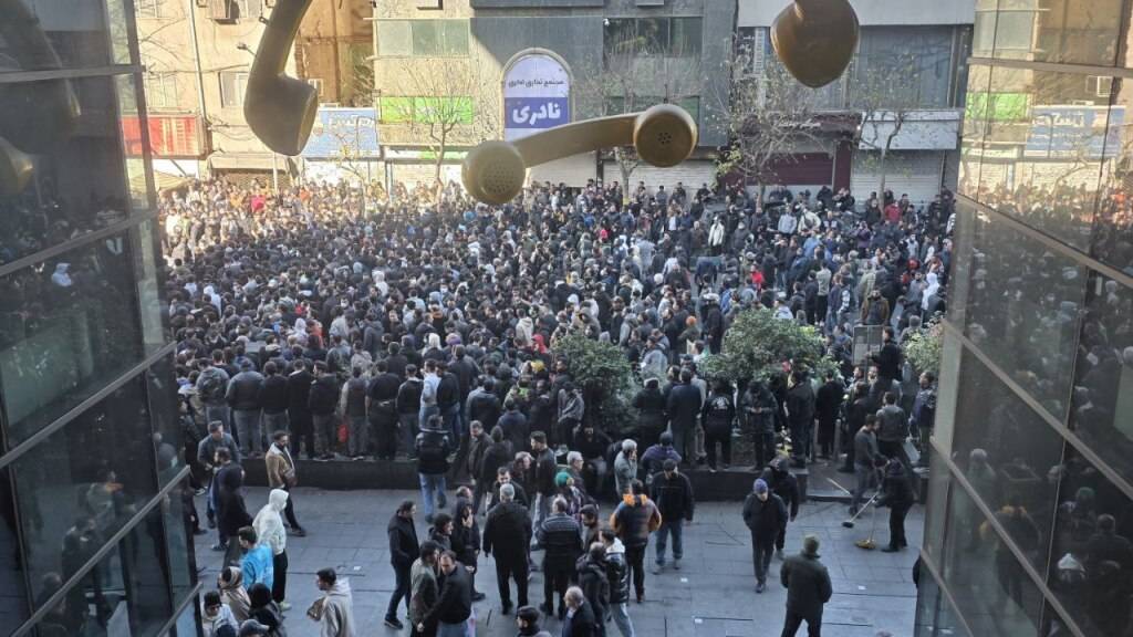 ARCHIV - Demonstranten demonstrieren gegen die schlechten wirtschaftlichen Bedingungen in Teheran. Foto: Social Media/ZUMA Press Wire/dpa