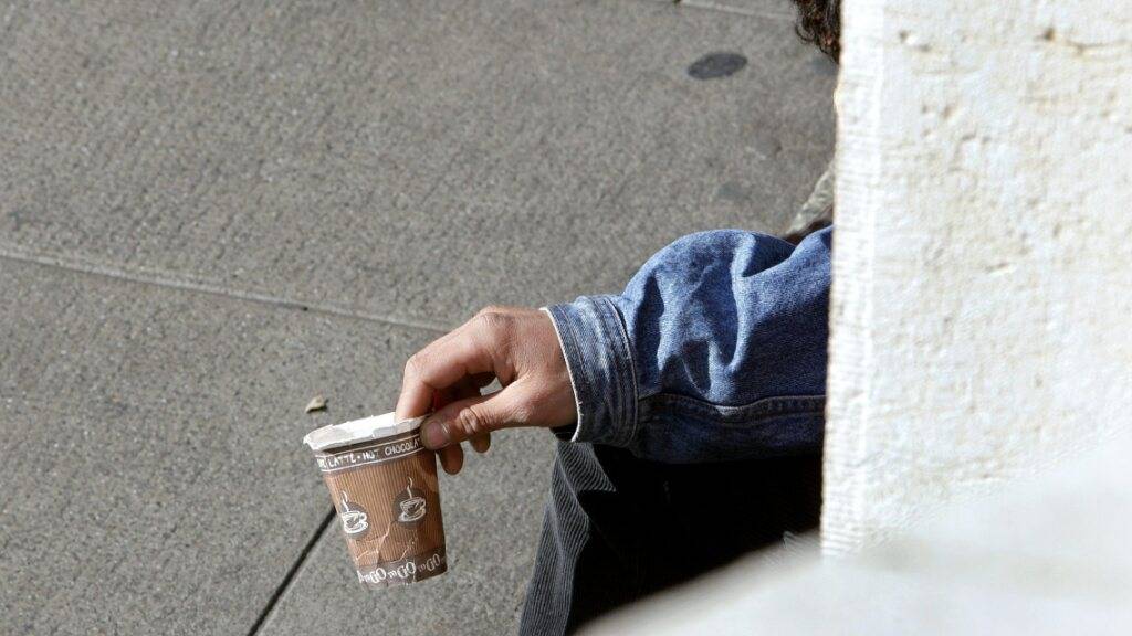 Die Stadt St. Gallen wird das Polizeireglement überarbeiten und von einem generellen Bettelverbot wegkommen. (Symbolbild)