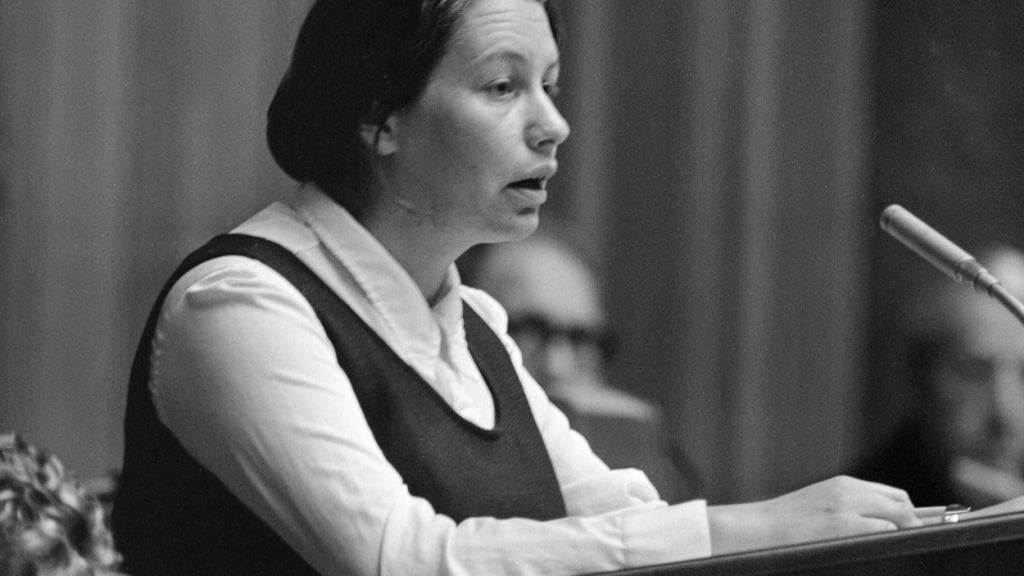 Hanna Sahlfeld-Singer, Theologin und SP-Nationalrätin aus dem Kanton St. Gallen, während einer Session in Bern im Jahr 1972. (Archivbild)