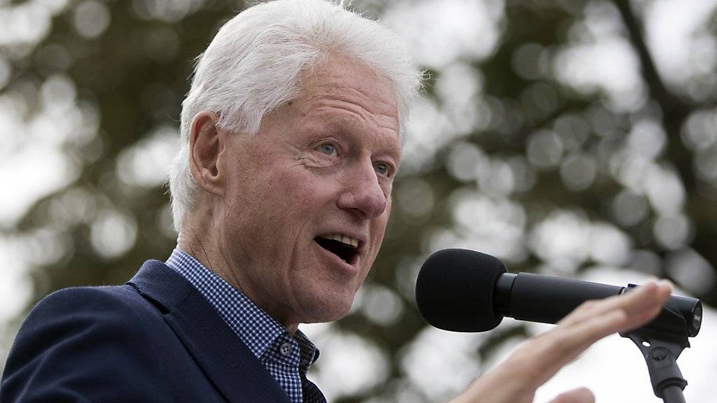 Ex-Präsident Bill Clinton macht seiner Ehefrau im Wahlkampf Probleme. Gehackte Emails dokumentieren seine profitorientierten Aktivitäten parallel zu seinem Engagement in der gemeinnützigen Clinton-Stiftung.