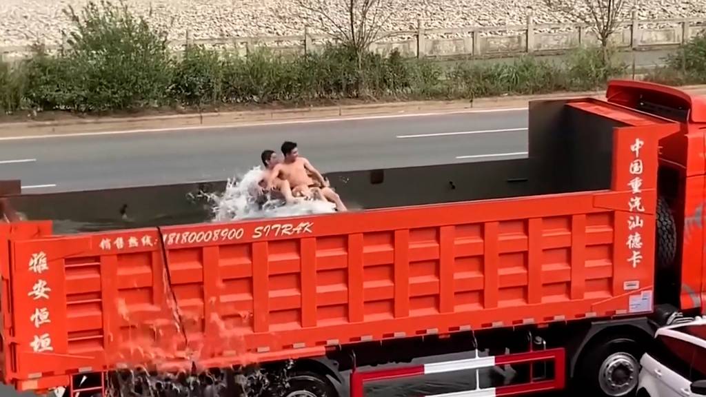 Freunde funktionieren LKW-Mulde zum Wellenbad um