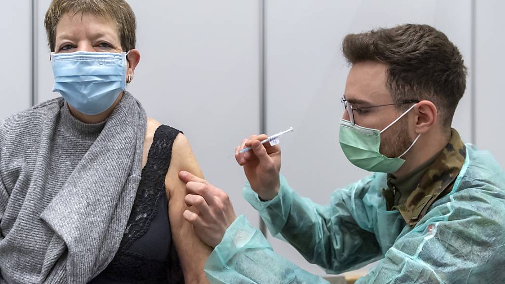 Eine Frau erhält eine Covid-Auffrischungsimpfung in einem Impfzentrum in Delsberg JU. (Archivbild)
