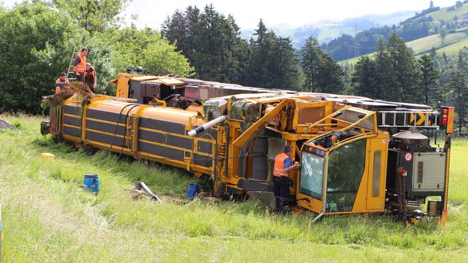 Bergung des Pneukrans dauert mehrere Nächte