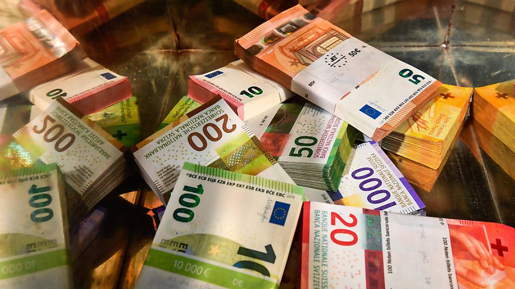 Schlussstrich unter den Steuerstreit mit der EU: Geht alles wie geplant, dann sollte die Schweiz am Donnerstag in Luxemburg von der grauen EU-Liste der Steueroasen gestrichen werden. (Symbolbild)